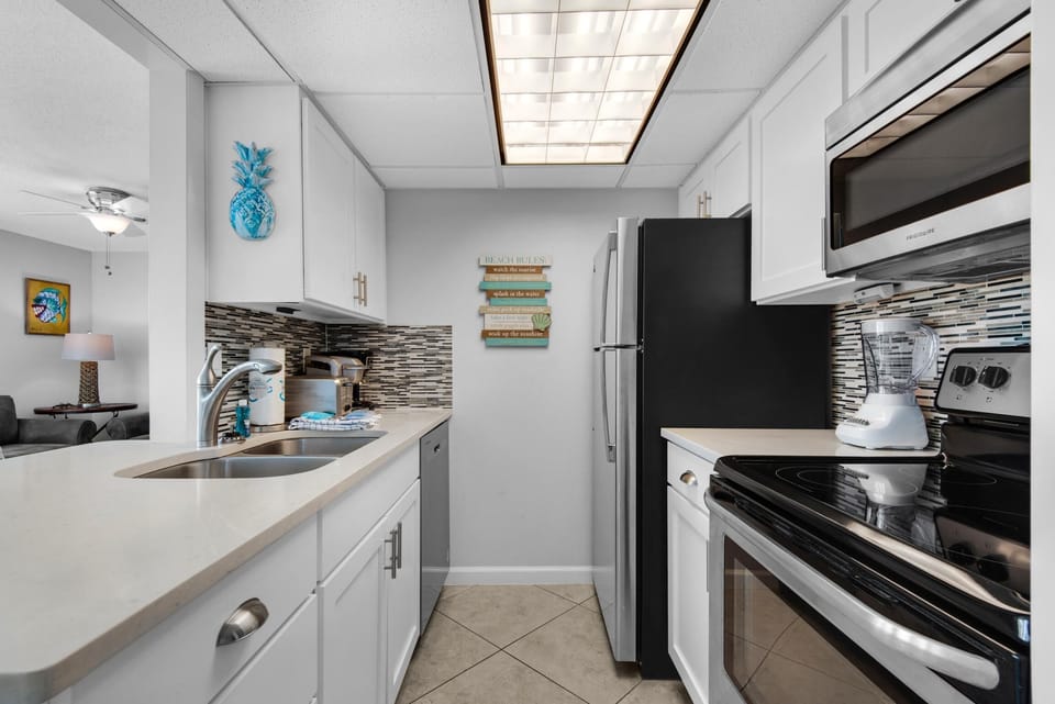 Condo, 1 King Bed with Sofa bed (Sandpiper Cove 1016) | Private kitchen | Oven, toaster