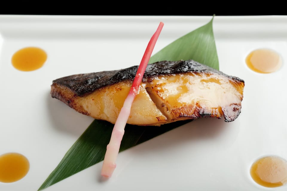 10 restaurants; lunch and dinner served