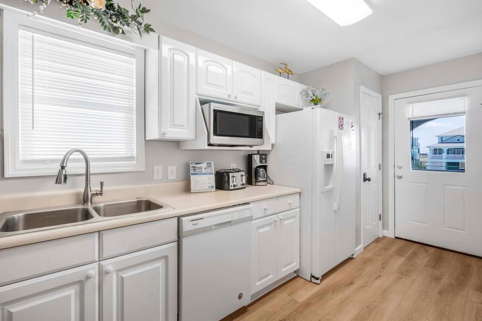 House, Multiple Beds (Harbor Light) | Private kitchen | Oven