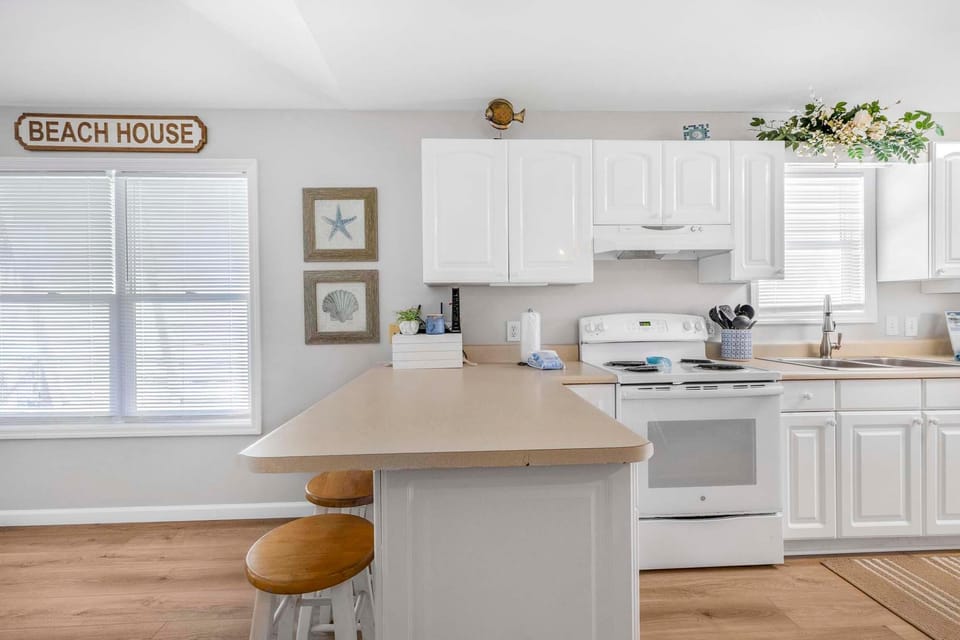 House, Multiple Beds (Harbor Light) | Private kitchen | Oven