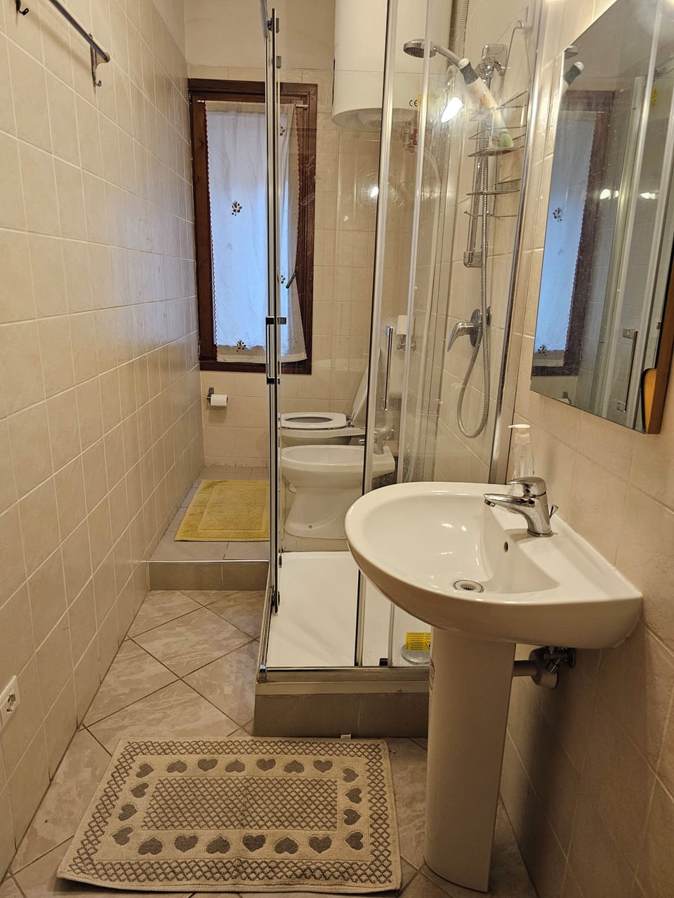 Standard Room | Bathroom | Soap, shampoo, toilet paper