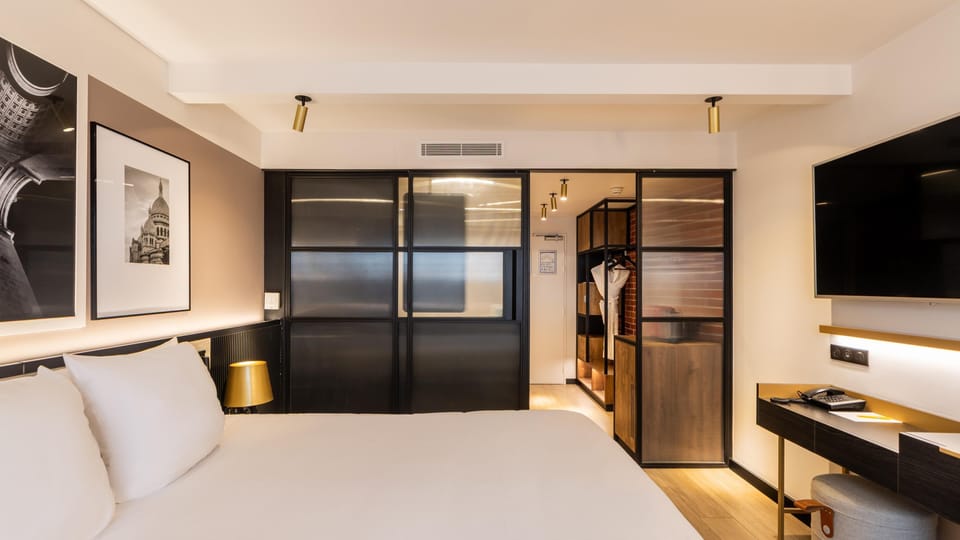 Deluxe Room, 1 King Bed | Premium bedding, in-room safe, desk, laptop workspace