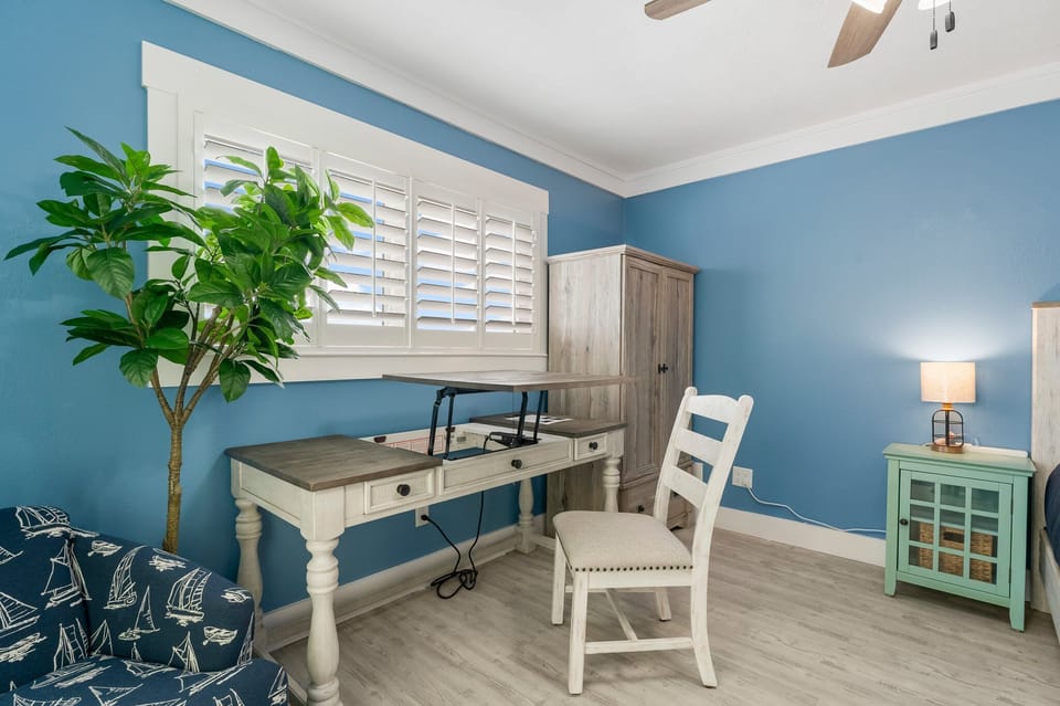 While we don't want to think about work while in paradise, you can still check in on things with a view of the teal-green waters below from our ergonomic desk. Embrace the perfect blend of productivity and relaxation all while surrounded by the gulf below.