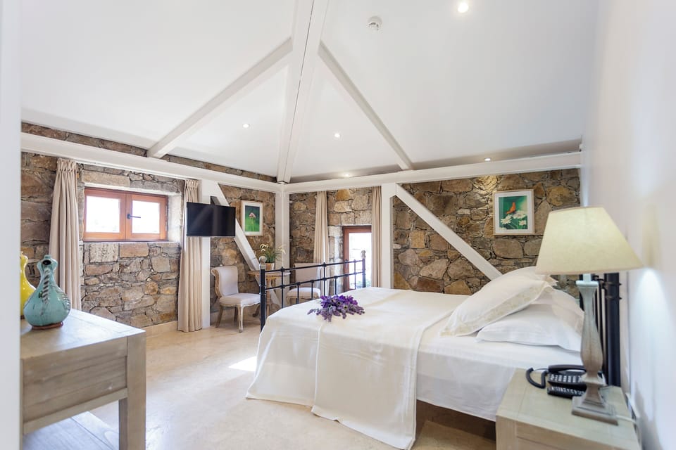 Double Room | Minibar, laptop workspace, free WiFi, bed sheets