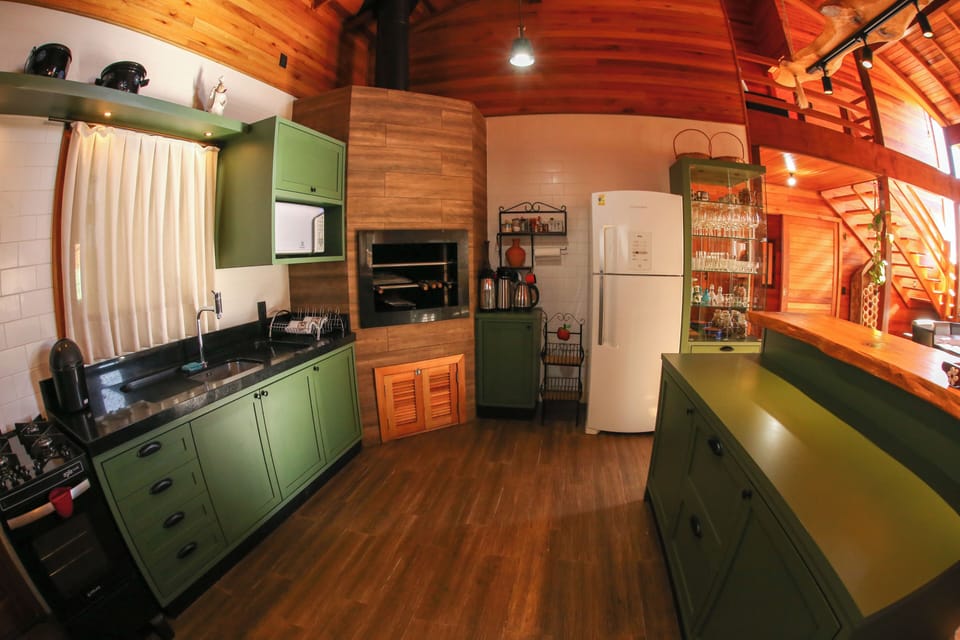Family Cottage | Private kitchen | Fridge, microwave, oven, electric kettle