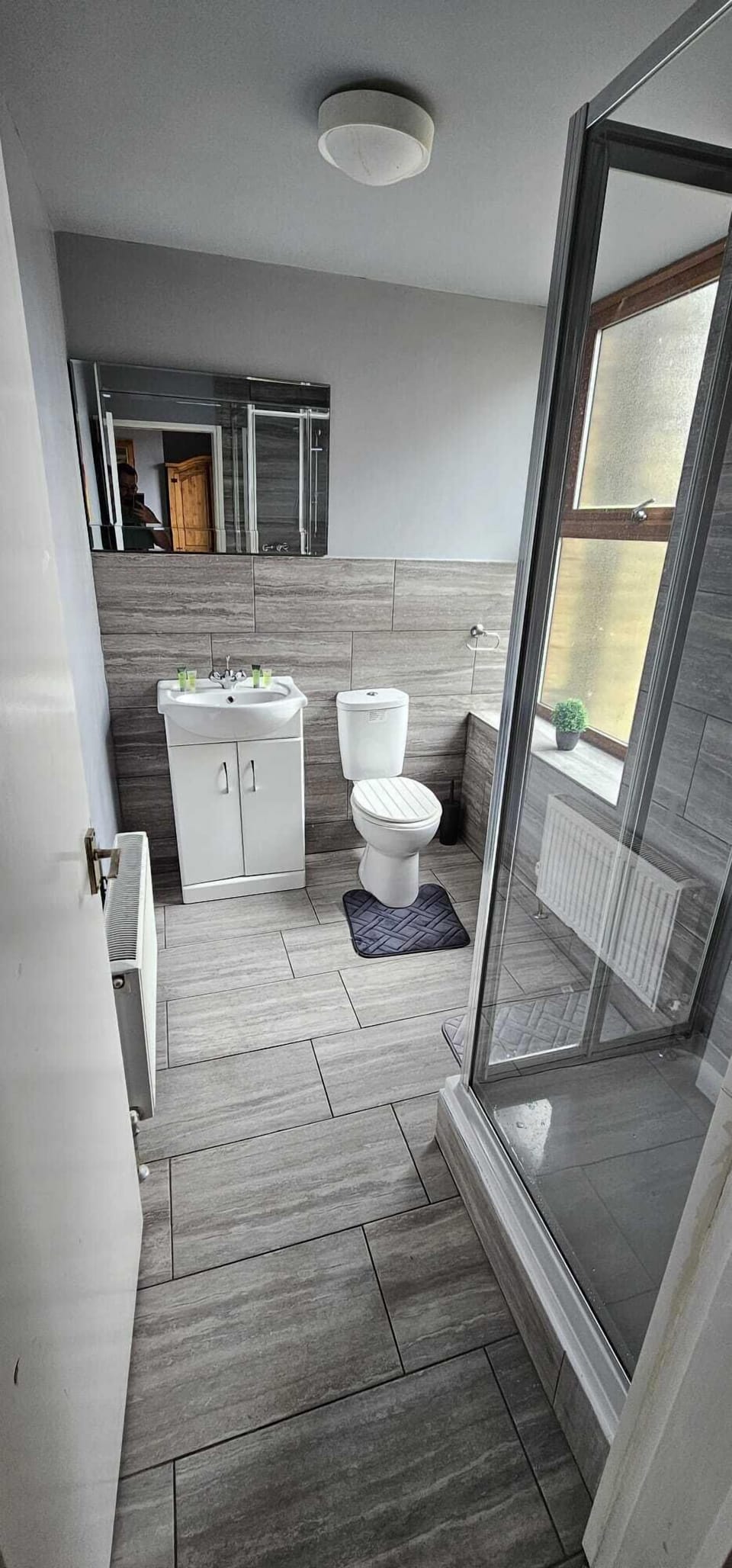 Comfort Double Room, 1 Bedroom | Bathroom | Shower, free toiletries, towels, soap