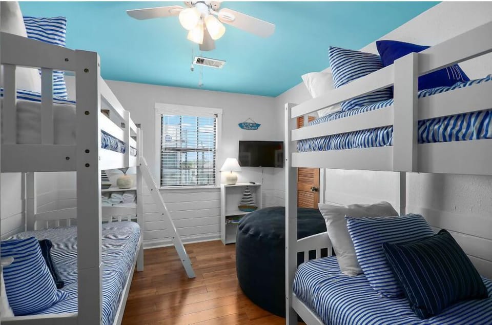 The kids will love this cool bunk room!