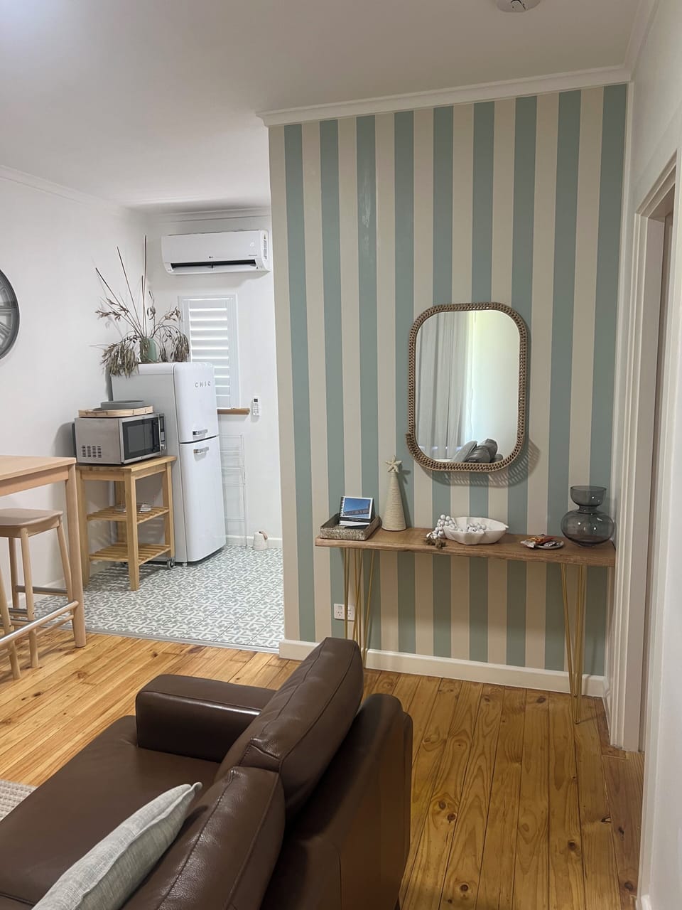 Free flowing access from kitchen to lounge.