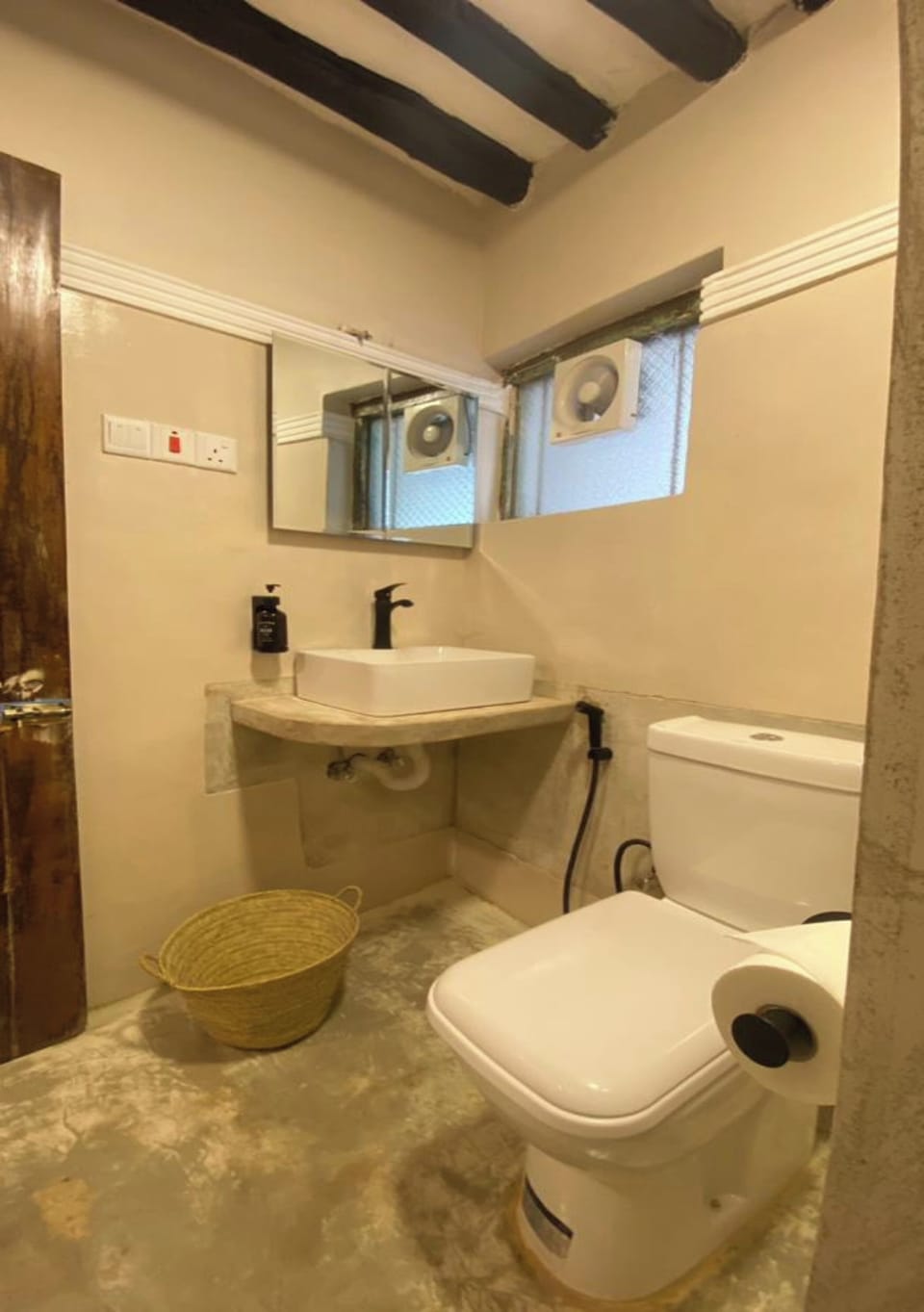 Shower, rainfall showerhead, free toiletries, towels
