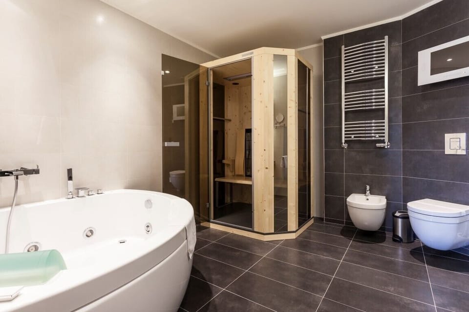 Presidential Suite | Bathroom | Separate tub and shower, jetted tub, free toiletries, hair dryer