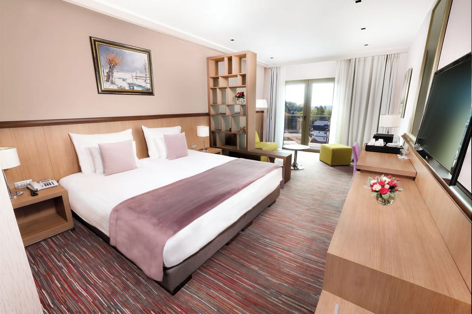 Junior Suite, 1 Bedroom, Pool View | Minibar, in-room safe, desk, soundproofing
