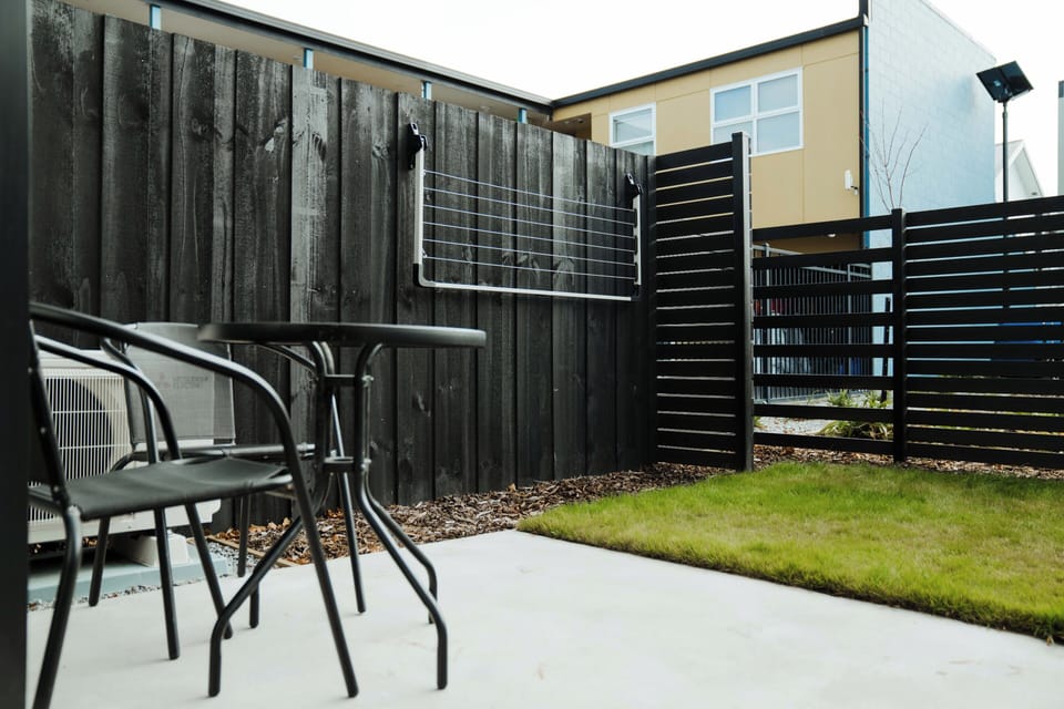 Garden, garden furniture, washing line.