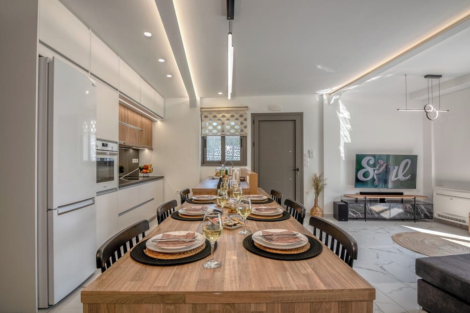 Enjoy your lunch at the kitchen's dining table with wonderful view!