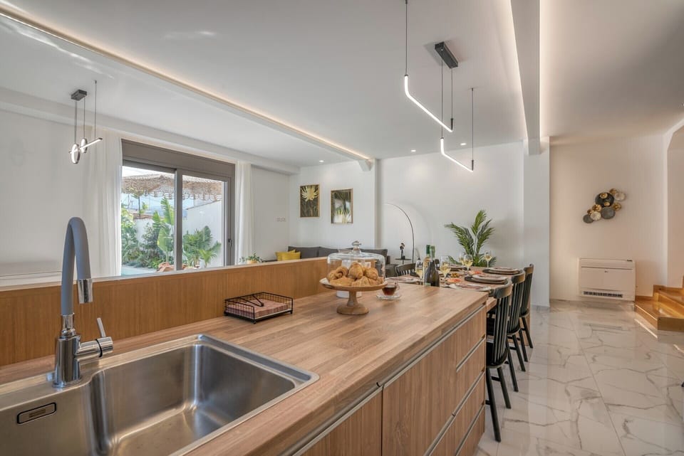 Spacious dining table to host all your friends or family lunches.