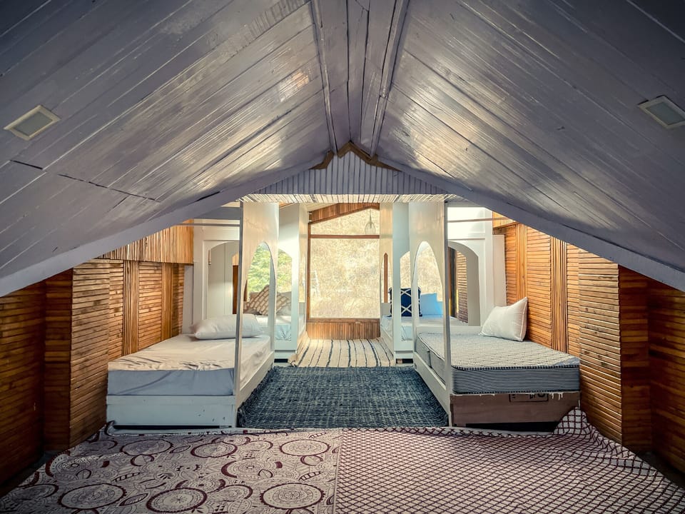 10 Bed Mixed Dorm | Blackout drapes, free WiFi, bed sheets