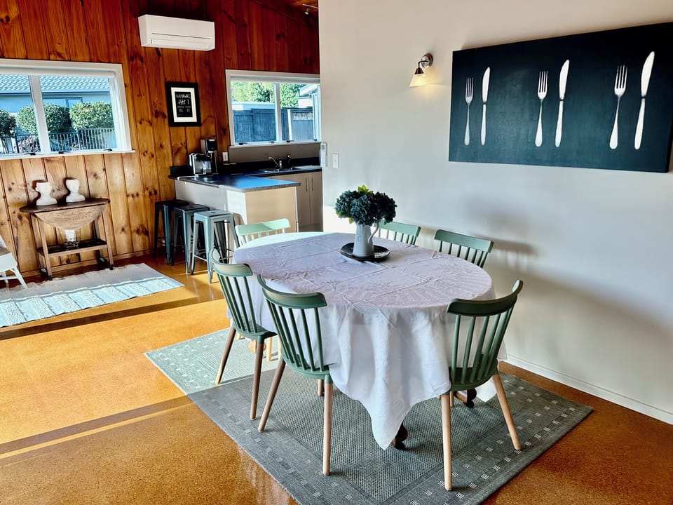Open plan dining & kitchen.