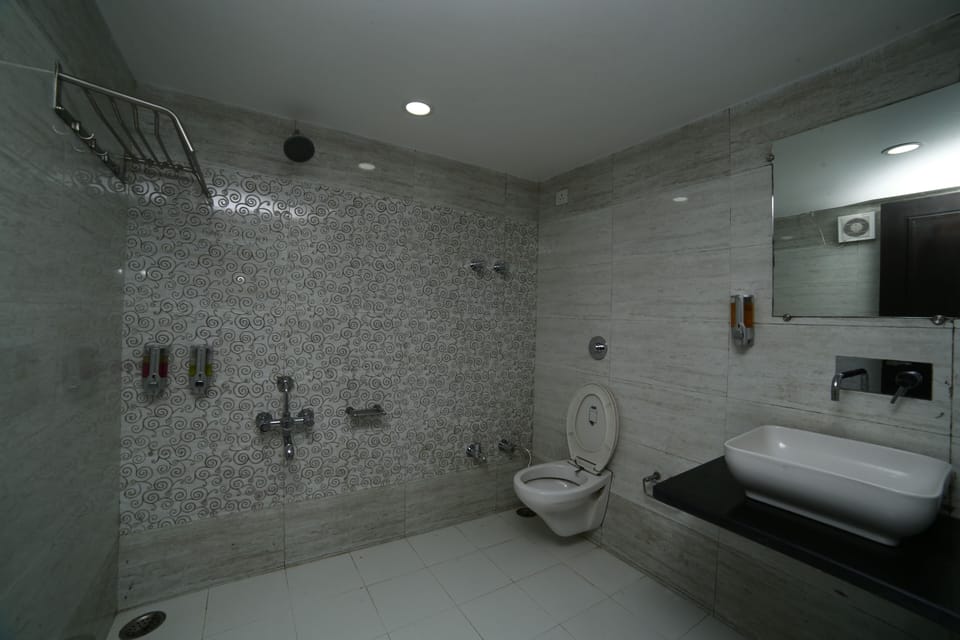 Superior Deluxe AC | Bathroom | Shower, rainfall showerhead, free toiletries, bidet
