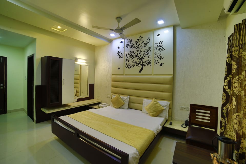 Superior Deluxe AC | Desk, rollaway beds, free WiFi, bed sheets