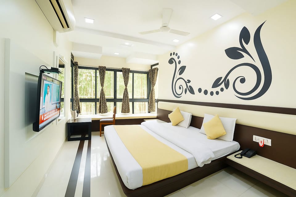 Superior Deluxe AC | Desk, rollaway beds, free WiFi, bed sheets