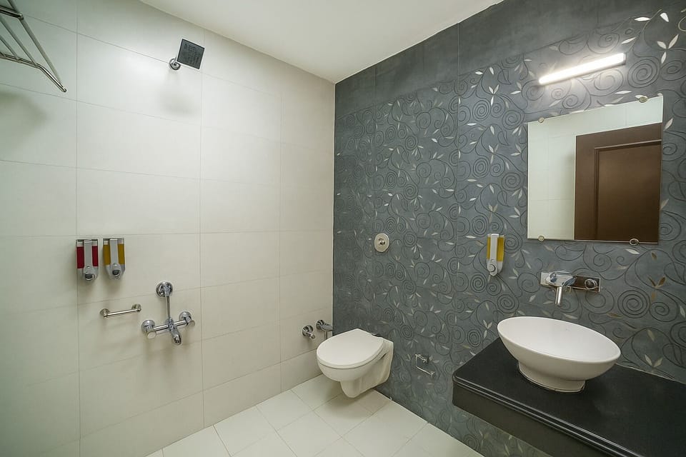 Deluxe Room | Bathroom | Shower, rainfall showerhead, free toiletries, bidet