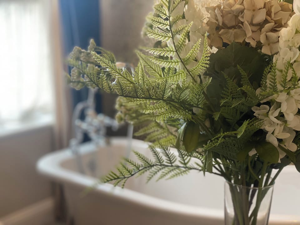 Comfort Double Room, 1 Queen Bed, Ensuite | Bathroom | Designer toiletries, hair dryer, towels, soap