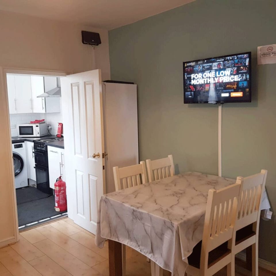 House | 3 bedrooms, desk
