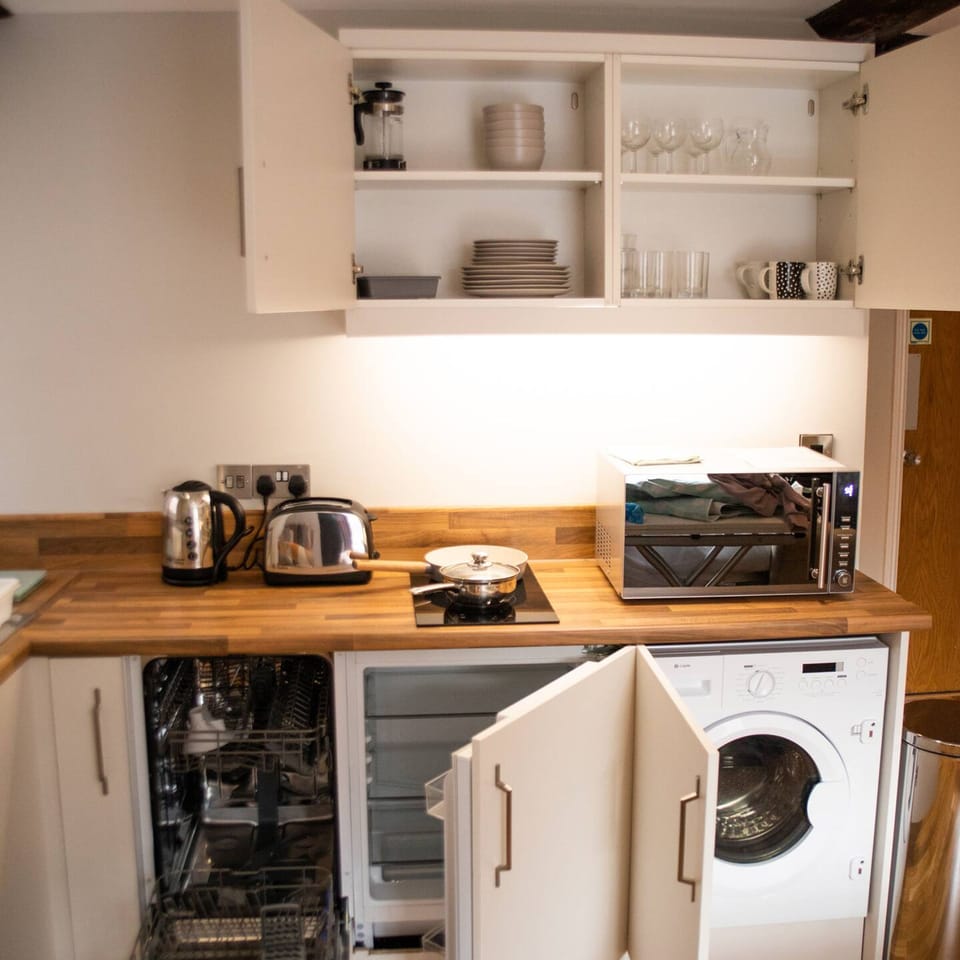 House | 2 bedrooms, desk