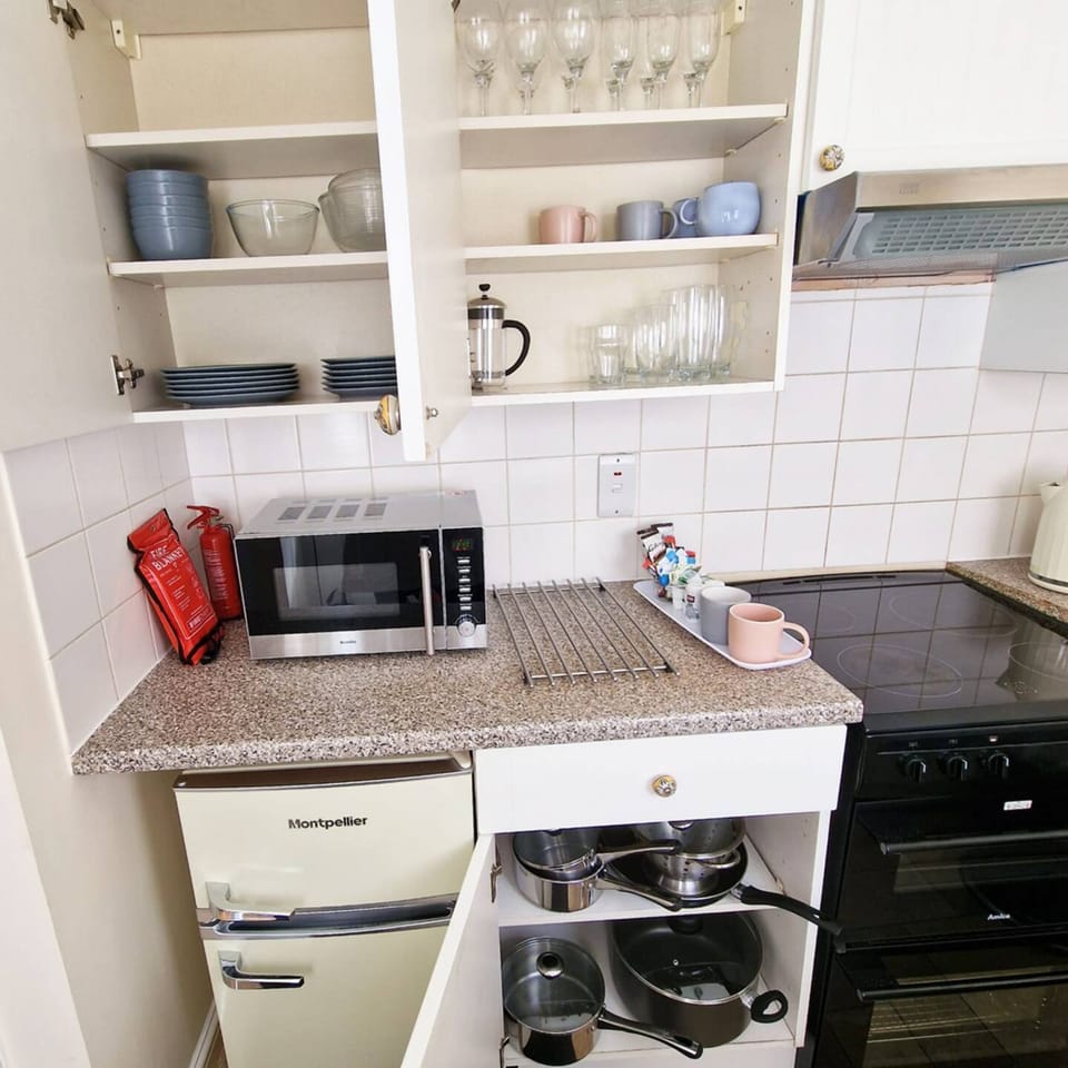 House | 3 bedrooms, desk
