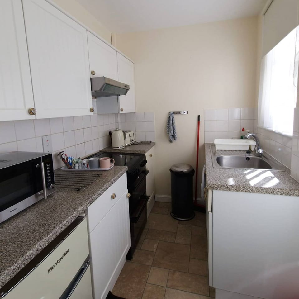 House | 3 bedrooms, desk
