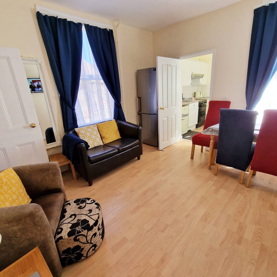 House | 3 bedrooms, desk