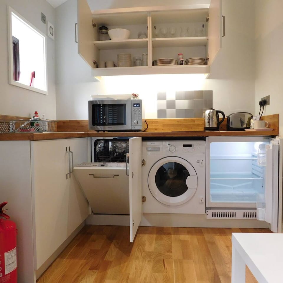 House | 2 bedrooms, desk
