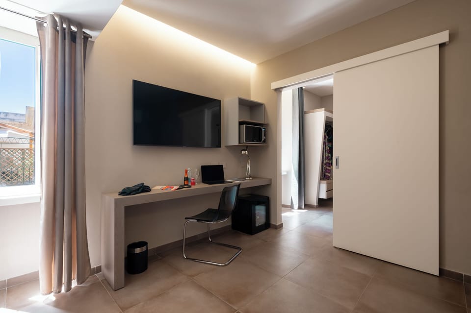 Suite | Down comforters, minibar, in-room safe, desk
