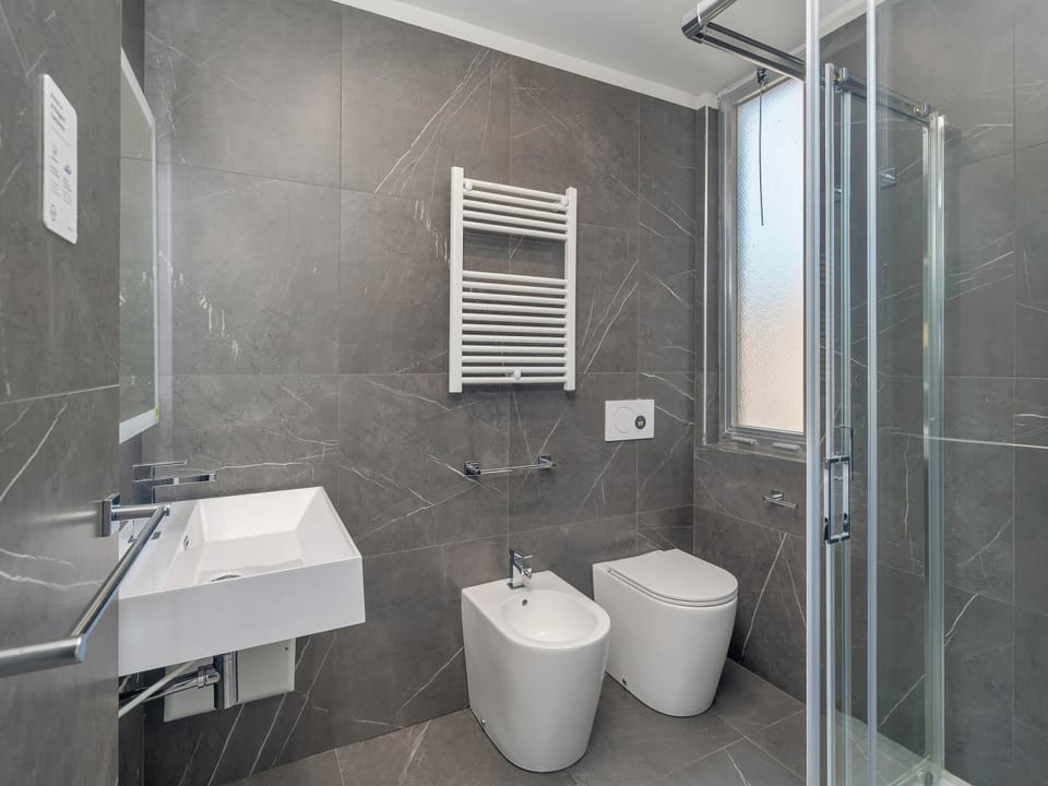 Superior Double Room | Bathroom | Shower, free toiletries, hair dryer, bidet
