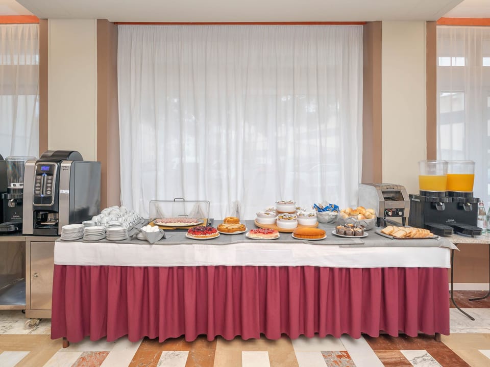 Breakfast, lunch, dinner served; Italian cuisine 