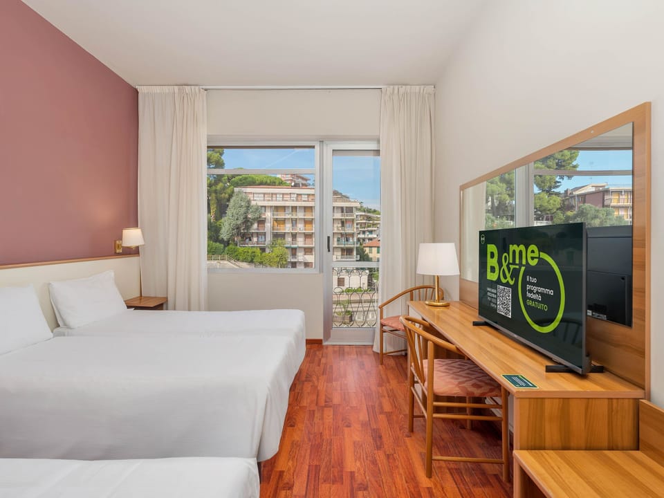 Standard Triple Room | In-room safe, desk