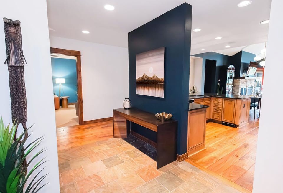 Spacious Entryway — A grand foyer with walk-in pantry and gear space makes arrivals seamless and ski days effortless. 🎿🏡