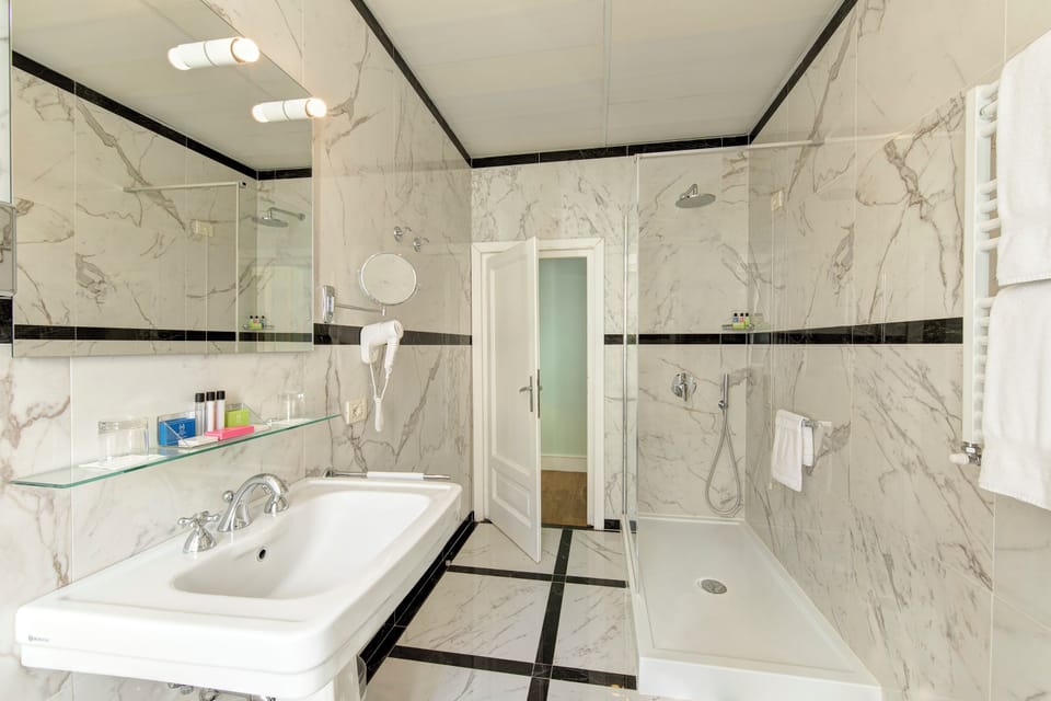 Superior Double Room | Bathroom | Combined shower/tub, eco-friendly toiletries, hair dryer, bidet
