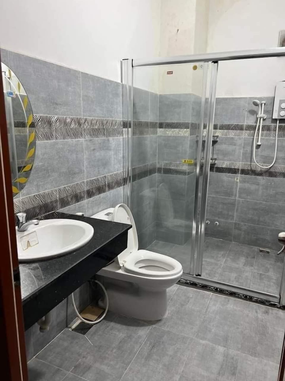 Family Room | Bathroom | Rainfall showerhead, slippers, bidet, towels