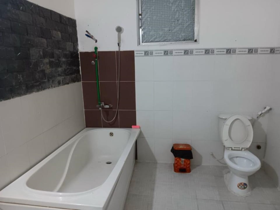 Family Room | Bathroom | Rainfall showerhead, slippers, bidet, towels