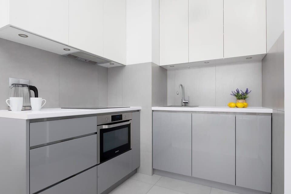 Kitchenette with plenty of kitchen utensils and dishes. 