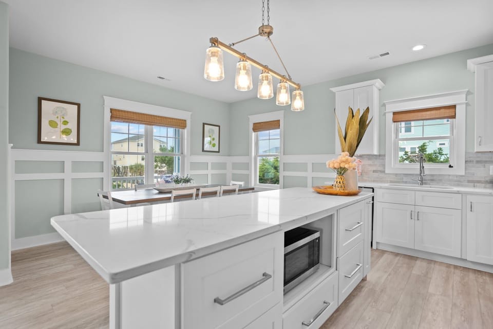 Island w/ Barstools