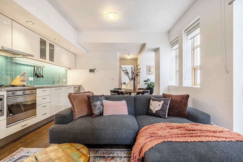 Open-plan design connecting the living room and fully equipped kitchen