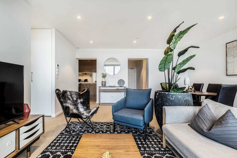 LIVING ROOM: As the sun sets over the city, turn on your favorite film or show on the SMART TV and let the skyline become your personal cinematic backdrop