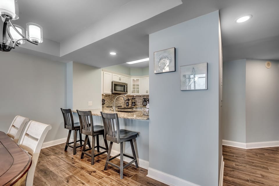 Eat-in kitchen bar seating