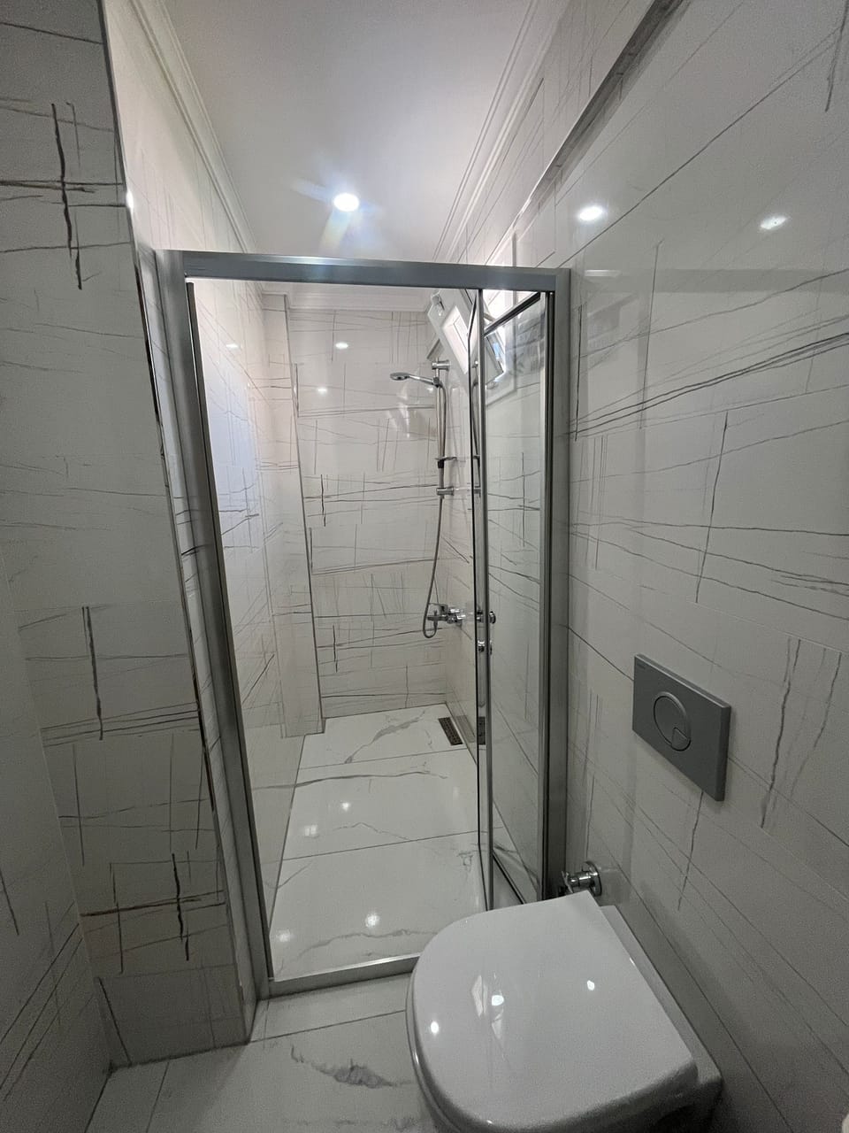 Economy Double Room | Bathroom | Shower, rainfall showerhead, hair dryer, slippers