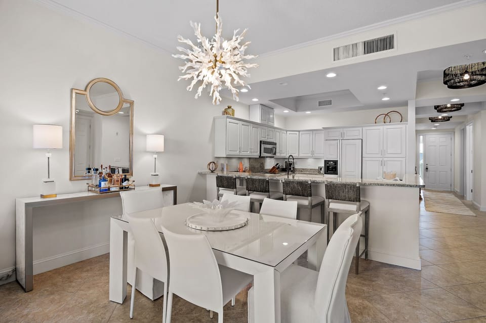 BeachHaven - The Alexander 304 - Seacrest - Dining/Kitchen Area