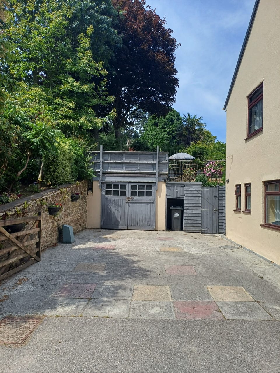 Double driveway for the apartment 