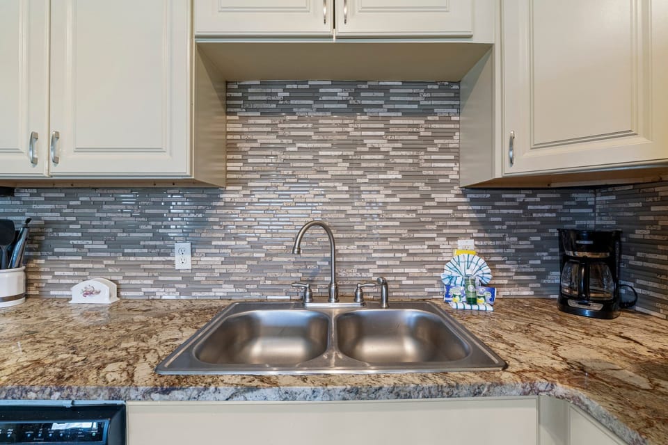 This adorable unit offers guests a full kitchen with stainless-steel appliances and everything you need to prepare meals for family and friends.