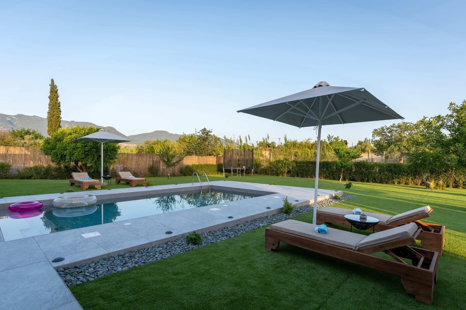 Views of the Garden Area – Peaceful green surroundings offering a natural backdrop for relaxation.