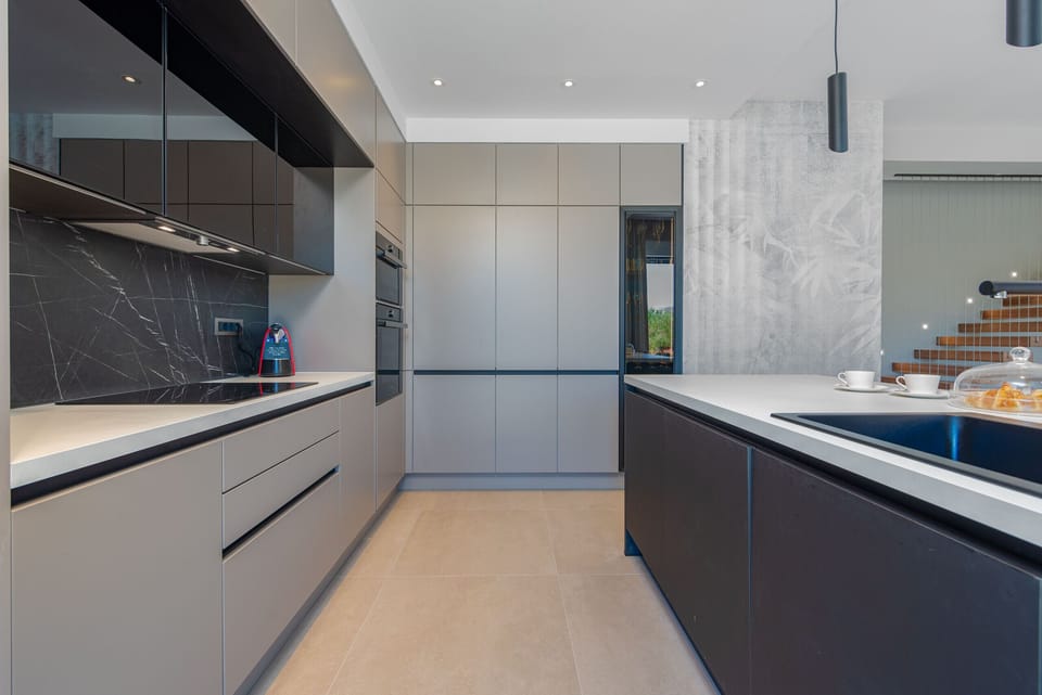 Microwave, oven, dishwasher, coffee/tea maker